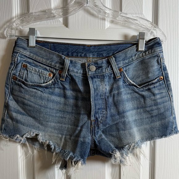 Levi’s Women’s Jean Shorts 501 Cut Off Denim Size 28 Waist Frayed Hem Shortie - Picture 1 of 14